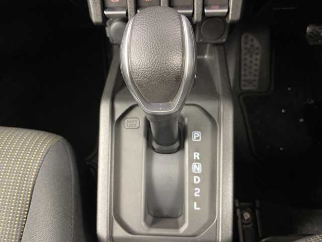 スズキ ジムニー シエラ JC 道央・札幌 2023(令5)年 0.4万km ピュアホワイトP ・４WD/スズキ セーフティ サポート/・デュアルセンサーブレーキサポート　/・純正メモリナビ/・CD/DVD/USB/SD/フルセグTV/・Bluetooth接続/・クルーズコントロール/・レーンキープアシスト/・ヒルディセントコントロール/・純正前後ドライブレコーダー/・LEDオートライト/・前席シートヒーター/・ステアリングスイッチ/・純正フロアマット/・電動格納ミラー/ミラーヒーター/・スマートキー/スペアキー