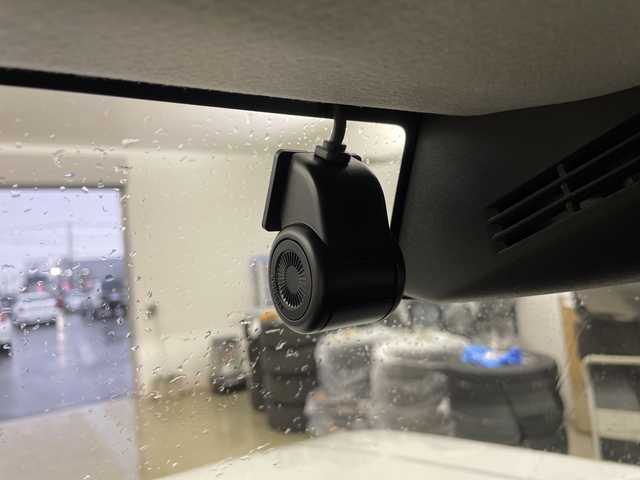 スズキ ジムニー シエラ JC 道央・札幌 2023(令5)年 0.4万km ピュアホワイトP ・４WD/スズキ セーフティ サポート/・デュアルセンサーブレーキサポート　/・純正メモリナビ/・CD/DVD/USB/SD/フルセグTV/・Bluetooth接続/・クルーズコントロール/・レーンキープアシスト/・ヒルディセントコントロール/・純正前後ドライブレコーダー/・LEDオートライト/・前席シートヒーター/・ステアリングスイッチ/・純正フロアマット/・電動格納ミラー/ミラーヒーター/・スマートキー/スペアキー