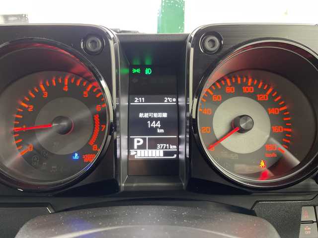 スズキ ジムニー シエラ JC 道央・札幌 2023(令5)年 0.4万km ピュアホワイトP ・４WD/スズキ セーフティ サポート/・デュアルセンサーブレーキサポート　/・純正メモリナビ/・CD/DVD/USB/SD/フルセグTV/・Bluetooth接続/・クルーズコントロール/・レーンキープアシスト/・ヒルディセントコントロール/・純正前後ドライブレコーダー/・LEDオートライト/・前席シートヒーター/・ステアリングスイッチ/・純正フロアマット/・電動格納ミラー/ミラーヒーター/・スマートキー/スペアキー