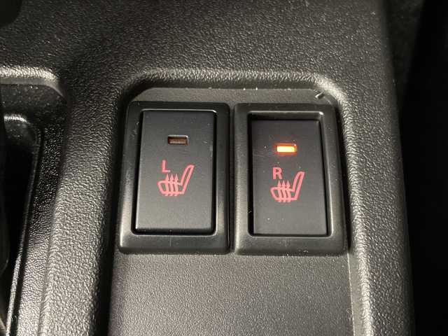 スズキ ジムニー シエラ JC 道央・札幌 2023(令5)年 0.4万km ピュアホワイトP ・４WD/スズキ セーフティ サポート/・デュアルセンサーブレーキサポート　/・純正メモリナビ/・CD/DVD/USB/SD/フルセグTV/・Bluetooth接続/・クルーズコントロール/・レーンキープアシスト/・ヒルディセントコントロール/・純正前後ドライブレコーダー/・LEDオートライト/・前席シートヒーター/・ステアリングスイッチ/・純正フロアマット/・電動格納ミラー/ミラーヒーター/・スマートキー/スペアキー