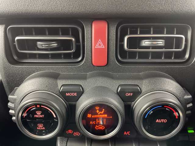 スズキ ジムニー シエラ JC 道央・札幌 2023(令5)年 0.4万km ピュアホワイトP ・４WD/スズキ セーフティ サポート/・デュアルセンサーブレーキサポート　/・純正メモリナビ/・CD/DVD/USB/SD/フルセグTV/・Bluetooth接続/・クルーズコントロール/・レーンキープアシスト/・ヒルディセントコントロール/・純正前後ドライブレコーダー/・LEDオートライト/・前席シートヒーター/・ステアリングスイッチ/・純正フロアマット/・電動格納ミラー/ミラーヒーター/・スマートキー/スペアキー