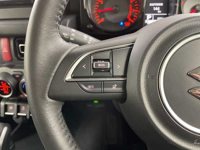 スズキ ジムニー シエラ JC 道央・札幌 2023(令5)年 0.4万km ピュアホワイトP ・４WD/スズキ セーフティ サポート/・デュアルセンサーブレーキサポート　/・純正メモリナビ/・CD/DVD/USB/SD/フルセグTV/・Bluetooth接続/・クルーズコントロール/・レーンキープアシスト/・ヒルディセントコントロール/・純正前後ドライブレコーダー/・LEDオートライト/・前席シートヒーター/・ステアリングスイッチ/・純正フロアマット/・電動格納ミラー/ミラーヒーター/・スマートキー/スペアキー