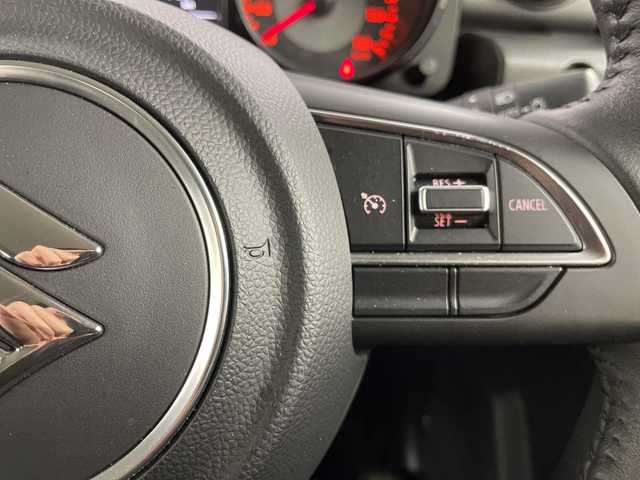 スズキ ジムニー シエラ JC 道央・札幌 2023(令5)年 0.4万km ピュアホワイトP ・４WD/スズキ セーフティ サポート/・デュアルセンサーブレーキサポート　/・純正メモリナビ/・CD/DVD/USB/SD/フルセグTV/・Bluetooth接続/・クルーズコントロール/・レーンキープアシスト/・ヒルディセントコントロール/・純正前後ドライブレコーダー/・LEDオートライト/・前席シートヒーター/・ステアリングスイッチ/・純正フロアマット/・電動格納ミラー/ミラーヒーター/・スマートキー/スペアキー