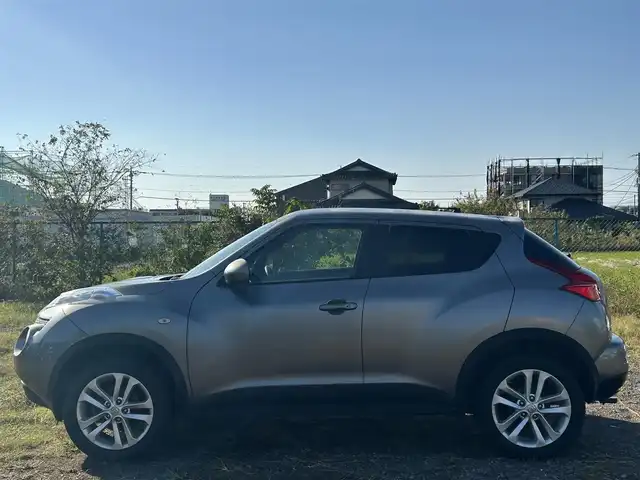 日産 ジューク 15RX 静岡県 2011(平23)年 8.7万km ダークメタルグレー ユーザー買取車両/社外SDナビ（CN-MW250D）/【AM/FM/TV】/純正ハロゲンヘッドライト/純正17インチAW/エンジンスタートボタン/スマートキー/バックカメラ/オートライト/保証書/取扱説明書
