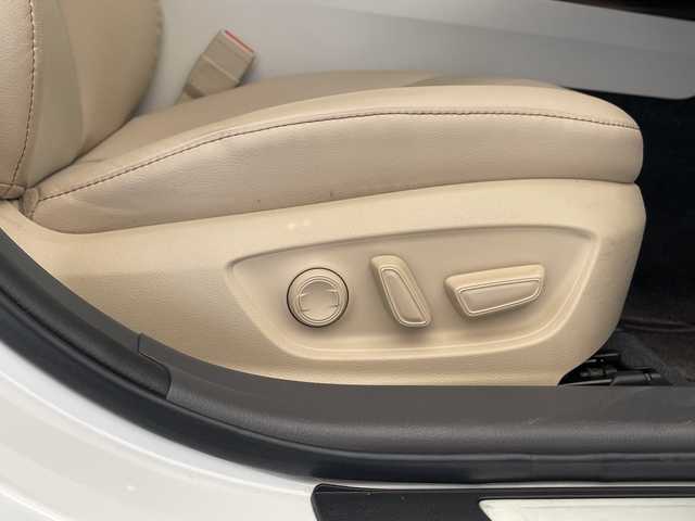 トヨタ カムリ G レザーパッケージ 愛知県 2018(平30)年 1.7万km プラチナホワイトパールマイカ トヨタセーフティセンス/純正8型ナビ　SDカードなし/モデリスタエアロ/レーダークルーズコントロール/ベージュレザー/シートヒーター/バックカメラ/パワーシート/コーナーセンサー/純正アルミホイール/ETC2.0/ブラインドスポットモニター/LEDヘッドライト/オートマチックハイビーム/ドライブレコーダー/衝突軽減システム/フルセグ/CD DVD/Bluetooth/ステアリングスイッチ/スマートキー/プッシュスタート