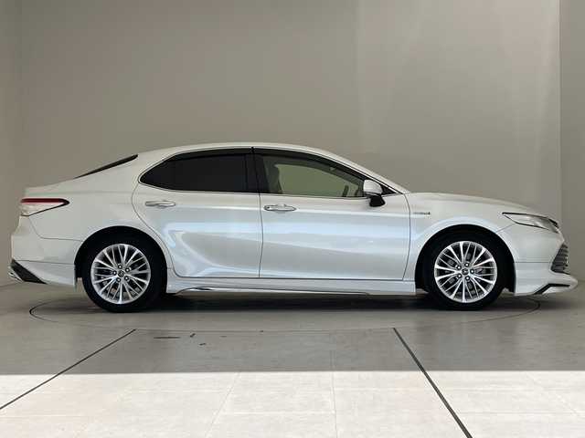 トヨタ カムリ G レザーパッケージ 愛知県 2018(平30)年 1.7万km プラチナホワイトパールマイカ トヨタセーフティセンス/純正8型ナビ　SDカードなし/モデリスタエアロ/レーダークルーズコントロール/ベージュレザー/シートヒーター/バックカメラ/パワーシート/コーナーセンサー/純正アルミホイール/ETC2.0/ブラインドスポットモニター/LEDヘッドライト/オートマチックハイビーム/ドライブレコーダー/衝突軽減システム/フルセグ/CD DVD/Bluetooth/ステアリングスイッチ/スマートキー/プッシュスタート