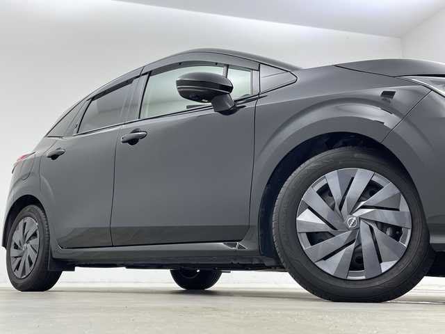 日産 ノート S 新潟県 2021(令3)年 2.5万km スーパーブラック エマージェンシーブレーキ/車線逸脱警報/防止支援/ブラインドスポットモニター/速度標識表示/標識検知支援/前後コーナーセンサー（移動物検知）/純正9インチナビ/フルセグTV/Bluetooth/アラウンドビューモニター/デジタルインナーミラー/オートライト/オートハイビーム/LEDヘッドライト/プッシュスタート/電動格納ミラー/ウィンカーミラー/ステアリングスイッチ/純正フロアマット/純正ドアバイザー