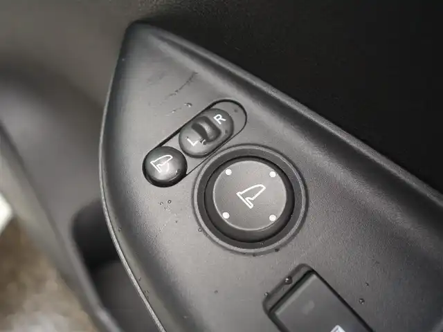 ホンダ フィット ハイブリット Fパッケージ 山形県 2016(平28)年 5.2万km タフホワイトⅡ 4WD/衝突被害軽減システム/メモリナビ/　　【CD DVD BT USB AUX】/アイドリングストップ/電動格納ウィンカーミラー/ワイパーデアイサー/フロアマット/ドアバイザ―/AAC/スマートキー/ETC