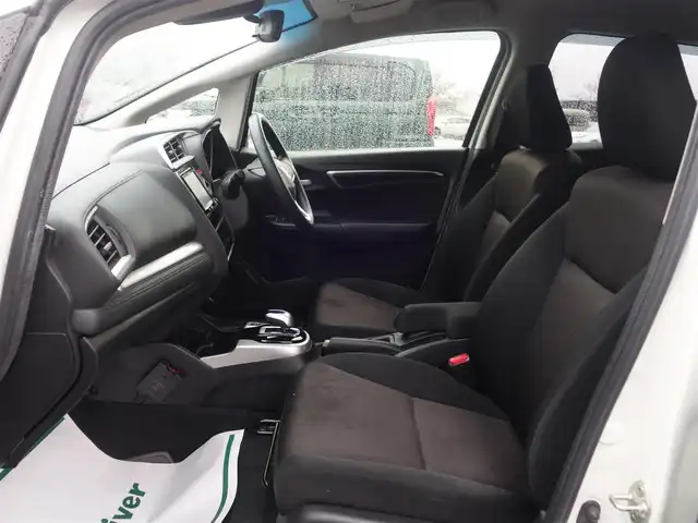 ホンダ フィット ハイブリット Fパッケージ 山形県 2016(平28)年 5.2万km タフホワイトⅡ 4WD/衝突被害軽減システム/メモリナビ/　　【CD DVD BT USB AUX】/アイドリングストップ/電動格納ウィンカーミラー/ワイパーデアイサー/フロアマット/ドアバイザ―/AAC/スマートキー/ETC