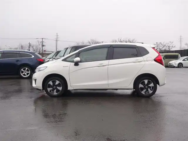 ホンダ フィット ハイブリット Fパッケージ 山形県 2016(平28)年 5.2万km タフホワイトⅡ 4WD/衝突被害軽減システム/メモリナビ/　　【CD DVD BT USB AUX】/アイドリングストップ/電動格納ウィンカーミラー/ワイパーデアイサー/フロアマット/ドアバイザ―/AAC/スマートキー/ETC