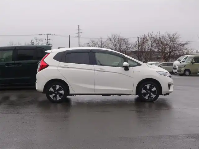 ホンダ フィット ハイブリット Fパッケージ 山形県 2016(平28)年 5.2万km タフホワイトⅡ 4WD/衝突被害軽減システム/メモリナビ/　　【CD DVD BT USB AUX】/アイドリングストップ/電動格納ウィンカーミラー/ワイパーデアイサー/フロアマット/ドアバイザ―/AAC/スマートキー/ETC