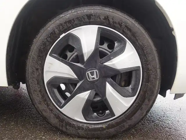 ホンダ フィット ハイブリット Fパッケージ 山形県 2016(平28)年 5.2万km タフホワイトⅡ 4WD/衝突被害軽減システム/メモリナビ/　　【CD DVD BT USB AUX】/アイドリングストップ/電動格納ウィンカーミラー/ワイパーデアイサー/フロアマット/ドアバイザ―/AAC/スマートキー/ETC