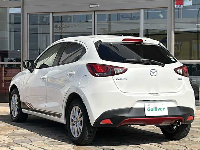 マツダ デミオ 13S ミッドセンチュリー 静岡県 2015(平27)年 2.9万km スノーフレイクホワイトパールマイカ 純正ナビ/（Bluetooth／USB／フルセグTV）/デカール/赤シート/前席シートヒーター/ヘッドアップディスプレイ/衝突軽減ブレーキ/MTモード付きAT/アイドリングストップ/純正フロアマット/純正アルミホイール/LEDヘッドライト/オートライト/プッシュスタート/スマートキー
