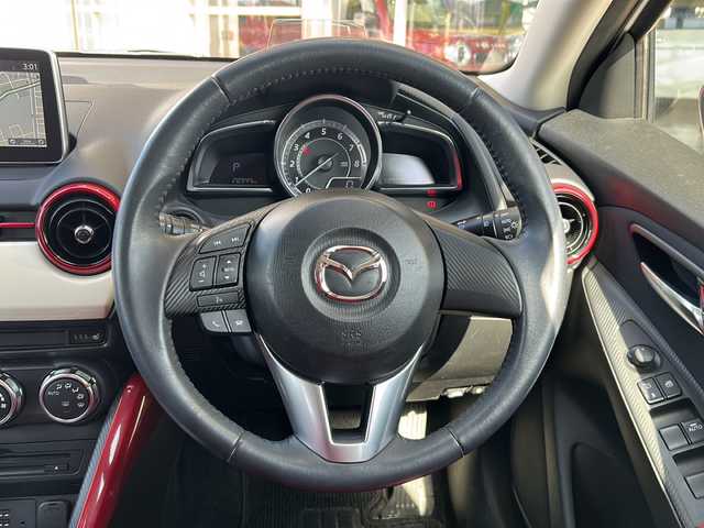 マツダ デミオ 13S ミッドセンチュリー 静岡県 2015(平27)年 2.9万km スノーフレイクホワイトパールマイカ 純正ナビ/（Bluetooth／USB／フルセグTV）/デカール/赤シート/前席シートヒーター/ヘッドアップディスプレイ/衝突軽減ブレーキ/MTモード付きAT/アイドリングストップ/純正フロアマット/純正アルミホイール/LEDヘッドライト/オートライト/プッシュスタート/スマートキー