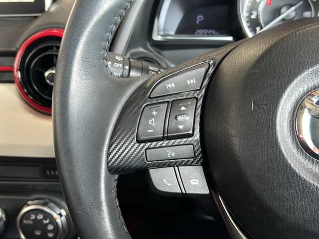 マツダ デミオ 13S ミッドセンチュリー 静岡県 2015(平27)年 2.9万km スノーフレイクホワイトパールマイカ 純正ナビ/（Bluetooth／USB／フルセグTV）/デカール/赤シート/前席シートヒーター/ヘッドアップディスプレイ/衝突軽減ブレーキ/MTモード付きAT/アイドリングストップ/純正フロアマット/純正アルミホイール/LEDヘッドライト/オートライト/プッシュスタート/スマートキー