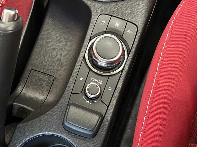 マツダ デミオ 13S ミッドセンチュリー 静岡県 2015(平27)年 2.9万km スノーフレイクホワイトパールマイカ 純正ナビ/（Bluetooth／USB／フルセグTV）/デカール/赤シート/前席シートヒーター/ヘッドアップディスプレイ/衝突軽減ブレーキ/MTモード付きAT/アイドリングストップ/純正フロアマット/純正アルミホイール/LEDヘッドライト/オートライト/プッシュスタート/スマートキー