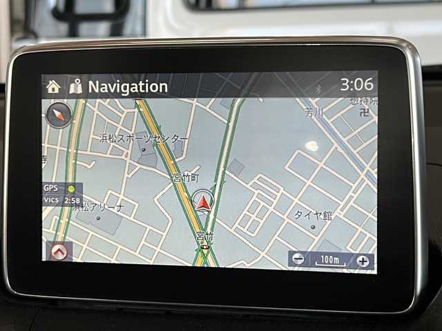 マツダ デミオ 13S ミッドセンチュリー 静岡県 2015(平27)年 2.9万km スノーフレイクホワイトパールマイカ 純正ナビ/（Bluetooth／USB／フルセグTV）/デカール/赤シート/前席シートヒーター/ヘッドアップディスプレイ/衝突軽減ブレーキ/MTモード付きAT/アイドリングストップ/純正フロアマット/純正アルミホイール/LEDヘッドライト/オートライト/プッシュスタート/スマートキー