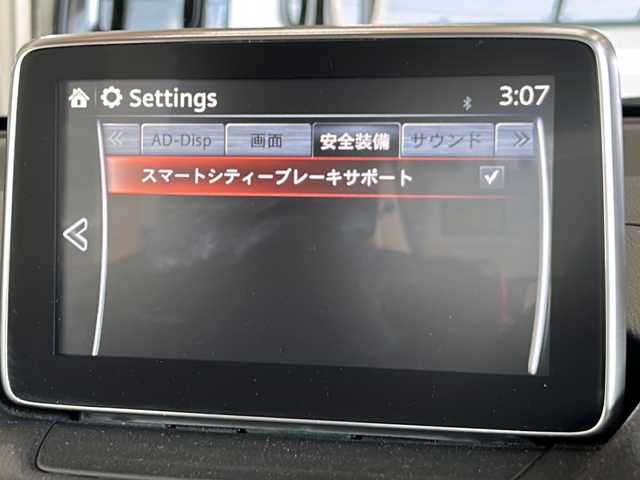 マツダ デミオ 13S ミッドセンチュリー 静岡県 2015(平27)年 2.9万km スノーフレイクホワイトパールマイカ 純正ナビ/（Bluetooth／USB／フルセグTV）/デカール/赤シート/前席シートヒーター/ヘッドアップディスプレイ/衝突軽減ブレーキ/MTモード付きAT/アイドリングストップ/純正フロアマット/純正アルミホイール/LEDヘッドライト/オートライト/プッシュスタート/スマートキー