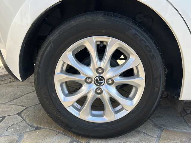 マツダ デミオ 13S ミッドセンチュリー 静岡県 2015(平27)年 2.9万km スノーフレイクホワイトパールマイカ 純正ナビ/（Bluetooth／USB／フルセグTV）/デカール/赤シート/前席シートヒーター/ヘッドアップディスプレイ/衝突軽減ブレーキ/MTモード付きAT/アイドリングストップ/純正フロアマット/純正アルミホイール/LEDヘッドライト/オートライト/プッシュスタート/スマートキー