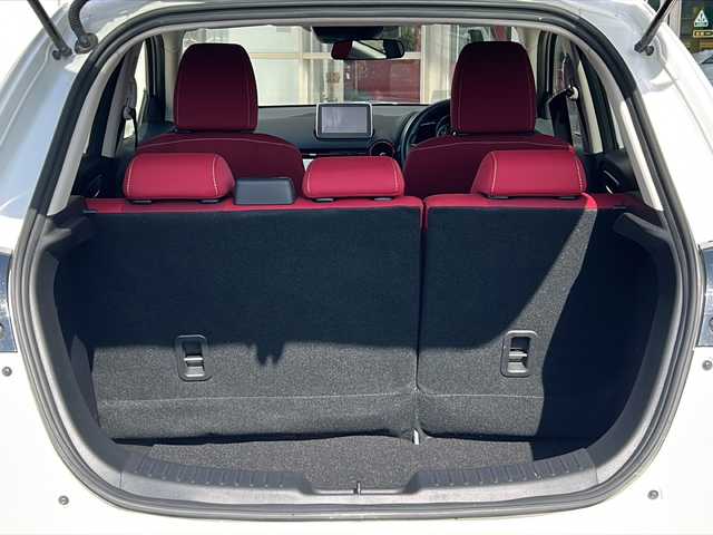 マツダ デミオ 13S ミッドセンチュリー 静岡県 2015(平27)年 2.9万km スノーフレイクホワイトパールマイカ 純正ナビ/（Bluetooth／USB／フルセグTV）/デカール/赤シート/前席シートヒーター/ヘッドアップディスプレイ/衝突軽減ブレーキ/MTモード付きAT/アイドリングストップ/純正フロアマット/純正アルミホイール/LEDヘッドライト/オートライト/プッシュスタート/スマートキー
