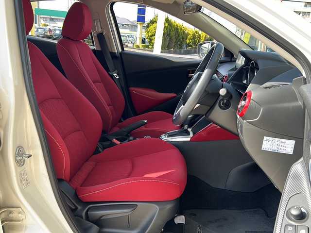 マツダ デミオ 13S ミッドセンチュリー 静岡県 2015(平27)年 2.9万km スノーフレイクホワイトパールマイカ 純正ナビ/（Bluetooth／USB／フルセグTV）/デカール/赤シート/前席シートヒーター/ヘッドアップディスプレイ/衝突軽減ブレーキ/MTモード付きAT/アイドリングストップ/純正フロアマット/純正アルミホイール/LEDヘッドライト/オートライト/プッシュスタート/スマートキー