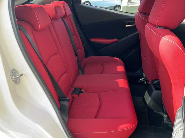 マツダ デミオ 13S ミッドセンチュリー 静岡県 2015(平27)年 2.9万km スノーフレイクホワイトパールマイカ 純正ナビ/（Bluetooth／USB／フルセグTV）/デカール/赤シート/前席シートヒーター/ヘッドアップディスプレイ/衝突軽減ブレーキ/MTモード付きAT/アイドリングストップ/純正フロアマット/純正アルミホイール/LEDヘッドライト/オートライト/プッシュスタート/スマートキー