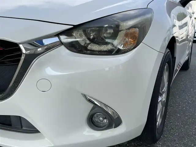 マツダ デミオ 13S ミッドセンチュリー 愛知県 2015(平27)年 2.9万km スノーフレイクホワイトパールマイカ (株)IDOMが運営する【じしゃロン豊川店】の自社ローン専用車両になります。こちらは現金またはオートローンご利用時の価格です。自社ローンご希望の方は別途その旨お申付け下さい/純正ナビ/（Bluetooth／USB／フルセグTV）/赤シート/前席シートヒーター/ヘッドアップディスプレイ/衝突軽減ブレーキ/アイドリングストップ/純正フロアマット/純正アルミホイール/LEDヘッドライト/オートライト/プッシュスタート/スマートキー