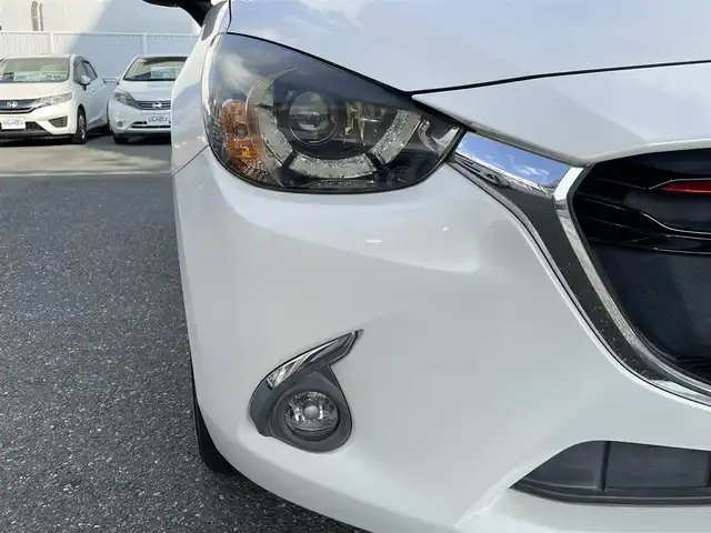 マツダ デミオ 13S ミッドセンチュリー 愛知県 2015(平27)年 2.9万km スノーフレイクホワイトパールマイカ (株)IDOMが運営する【じしゃロン豊川店】の自社ローン専用車両になります。こちらは現金またはオートローンご利用時の価格です。自社ローンご希望の方は別途その旨お申付け下さい/純正ナビ/（Bluetooth／USB／フルセグTV）/赤シート/前席シートヒーター/ヘッドアップディスプレイ/衝突軽減ブレーキ/アイドリングストップ/純正フロアマット/純正アルミホイール/LEDヘッドライト/オートライト/プッシュスタート/スマートキー