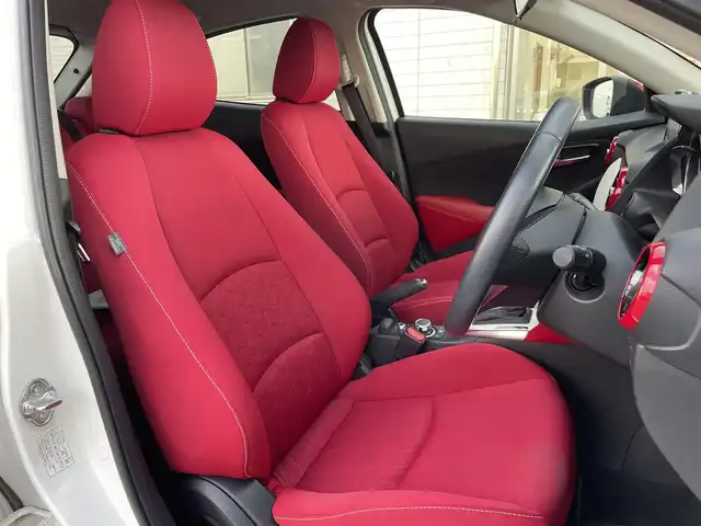 マツダ デミオ 13S ミッドセンチュリー 愛知県 2015(平27)年 2.9万km スノーフレイクホワイトパールマイカ (株)IDOMが運営する【じしゃロン豊川店】の自社ローン専用車両になります。こちらは現金またはオートローンご利用時の価格です。自社ローンご希望の方は別途その旨お申付け下さい/純正ナビ/（Bluetooth／USB／フルセグTV）/赤シート/前席シートヒーター/ヘッドアップディスプレイ/衝突軽減ブレーキ/アイドリングストップ/純正フロアマット/純正アルミホイール/LEDヘッドライト/オートライト/プッシュスタート/スマートキー