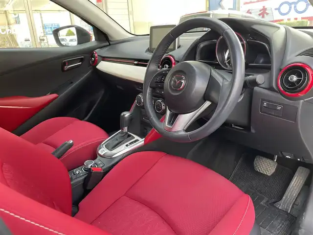 マツダ デミオ 13S ミッドセンチュリー 愛知県 2015(平27)年 2.9万km スノーフレイクホワイトパールマイカ (株)IDOMが運営する【じしゃロン豊川店】の自社ローン専用車両になります。こちらは現金またはオートローンご利用時の価格です。自社ローンご希望の方は別途その旨お申付け下さい/純正ナビ/（Bluetooth／USB／フルセグTV）/赤シート/前席シートヒーター/ヘッドアップディスプレイ/衝突軽減ブレーキ/アイドリングストップ/純正フロアマット/純正アルミホイール/LEDヘッドライト/オートライト/プッシュスタート/スマートキー