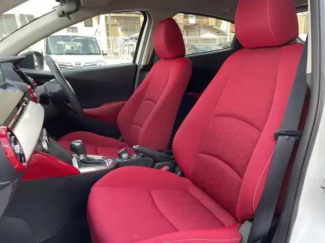 マツダ デミオ 13S ミッドセンチュリー 愛知県 2015(平27)年 2.9万km スノーフレイクホワイトパールマイカ (株)IDOMが運営する【じしゃロン豊川店】の自社ローン専用車両になります。こちらは現金またはオートローンご利用時の価格です。自社ローンご希望の方は別途その旨お申付け下さい/純正ナビ/（Bluetooth／USB／フルセグTV）/赤シート/前席シートヒーター/ヘッドアップディスプレイ/衝突軽減ブレーキ/アイドリングストップ/純正フロアマット/純正アルミホイール/LEDヘッドライト/オートライト/プッシュスタート/スマートキー