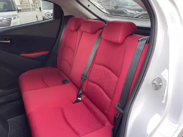 マツダ デミオ 13S ミッドセンチュリー 愛知県 2015(平27)年 2.9万km スノーフレイクホワイトパールマイカ (株)IDOMが運営する【じしゃロン豊川店】の自社ローン専用車両になります。こちらは現金またはオートローンご利用時の価格です。自社ローンご希望の方は別途その旨お申付け下さい/純正ナビ/（Bluetooth／USB／フルセグTV）/赤シート/前席シートヒーター/ヘッドアップディスプレイ/衝突軽減ブレーキ/アイドリングストップ/純正フロアマット/純正アルミホイール/LEDヘッドライト/オートライト/プッシュスタート/スマートキー