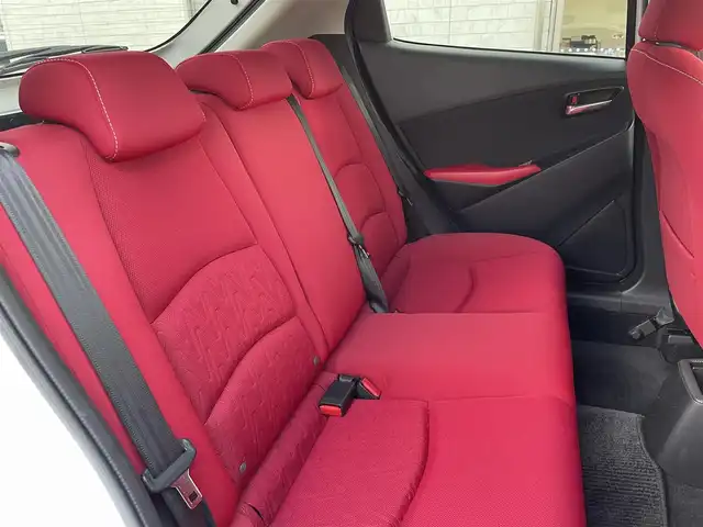 マツダ デミオ 13S ミッドセンチュリー 愛知県 2015(平27)年 2.9万km スノーフレイクホワイトパールマイカ (株)IDOMが運営する【じしゃロン豊川店】の自社ローン専用車両になります。こちらは現金またはオートローンご利用時の価格です。自社ローンご希望の方は別途その旨お申付け下さい/純正ナビ/（Bluetooth／USB／フルセグTV）/赤シート/前席シートヒーター/ヘッドアップディスプレイ/衝突軽減ブレーキ/アイドリングストップ/純正フロアマット/純正アルミホイール/LEDヘッドライト/オートライト/プッシュスタート/スマートキー