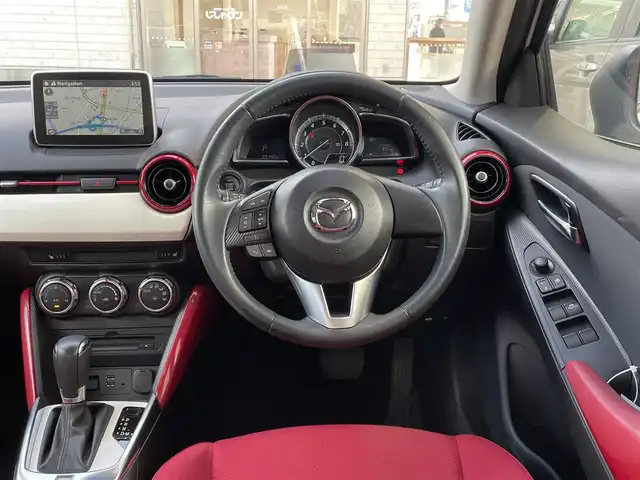 マツダ デミオ 13S ミッドセンチュリー 愛知県 2015(平27)年 2.9万km スノーフレイクホワイトパールマイカ (株)IDOMが運営する【じしゃロン豊川店】の自社ローン専用車両になります。こちらは現金またはオートローンご利用時の価格です。自社ローンご希望の方は別途その旨お申付け下さい/純正ナビ/（Bluetooth／USB／フルセグTV）/赤シート/前席シートヒーター/ヘッドアップディスプレイ/衝突軽減ブレーキ/アイドリングストップ/純正フロアマット/純正アルミホイール/LEDヘッドライト/オートライト/プッシュスタート/スマートキー