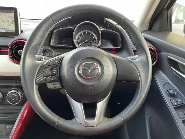 マツダ デミオ 13S ミッドセンチュリー 愛知県 2015(平27)年 2.9万km スノーフレイクホワイトパールマイカ (株)IDOMが運営する【じしゃロン豊川店】の自社ローン専用車両になります。こちらは現金またはオートローンご利用時の価格です。自社ローンご希望の方は別途その旨お申付け下さい/純正ナビ/（Bluetooth／USB／フルセグTV）/赤シート/前席シートヒーター/ヘッドアップディスプレイ/衝突軽減ブレーキ/アイドリングストップ/純正フロアマット/純正アルミホイール/LEDヘッドライト/オートライト/プッシュスタート/スマートキー