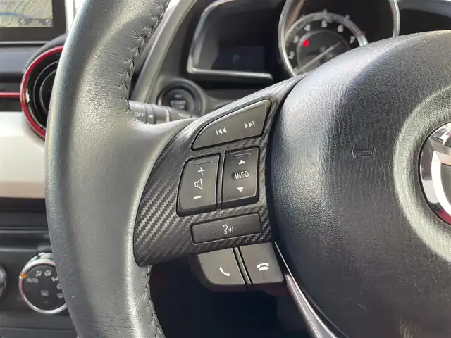 マツダ デミオ 13S ミッドセンチュリー 愛知県 2015(平27)年 2.9万km スノーフレイクホワイトパールマイカ (株)IDOMが運営する【じしゃロン豊川店】の自社ローン専用車両になります。こちらは現金またはオートローンご利用時の価格です。自社ローンご希望の方は別途その旨お申付け下さい/純正ナビ/（Bluetooth／USB／フルセグTV）/赤シート/前席シートヒーター/ヘッドアップディスプレイ/衝突軽減ブレーキ/アイドリングストップ/純正フロアマット/純正アルミホイール/LEDヘッドライト/オートライト/プッシュスタート/スマートキー