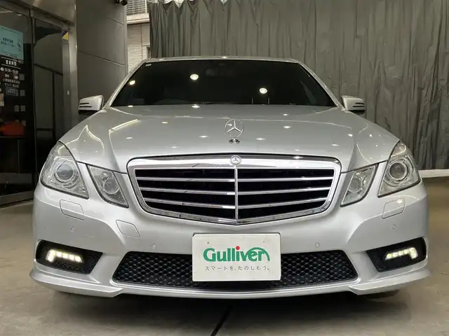 メルセデス・ベンツ Ｅ３５０ アバンギャルドスポーツパッケージ 東京都 2010(平22)年 7.8万km イリジウムシルバー サンルーフ/AMG製革巻きスポーツステアリング/AMG製スポーツシート（運転席・助手席）/AMG製18インチアルミホイール/フルセグテレビ/Bluetooth/スマートキー/前席電動シート/シートヒーター /シートメモリー機能/リアサンシェード/バックカメラ/コーナーセンサー /ウィンカーミラー/トランクスルー/ブラインドスポット/全窓オールオート/ブレーキホールド/ステアリングスイッチリモコン/クルーズコントロール/プッシュスタート/ETC/HID/レーダー探知機/純正フロアマット/メーカー保証書/取扱説明書