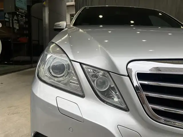 メルセデス・ベンツ Ｅ３５０ アバンギャルドスポーツパッケージ 東京都 2010(平22)年 7.8万km イリジウムシルバー サンルーフ/AMG製革巻きスポーツステアリング/AMG製スポーツシート（運転席・助手席）/AMG製18インチアルミホイール/フルセグテレビ/Bluetooth/スマートキー/前席電動シート/シートヒーター /シートメモリー機能/リアサンシェード/バックカメラ/コーナーセンサー /ウィンカーミラー/トランクスルー/ブラインドスポット/全窓オールオート/ブレーキホールド/ステアリングスイッチリモコン/クルーズコントロール/プッシュスタート/ETC/HID/レーダー探知機/純正フロアマット/メーカー保証書/取扱説明書
