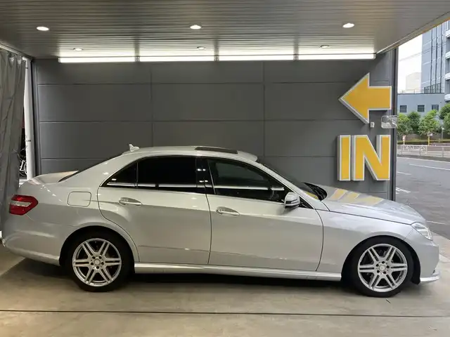 メルセデス・ベンツ Ｅ３５０ アバンギャルドスポーツパッケージ 東京都 2010(平22)年 7.8万km イリジウムシルバー サンルーフ/AMG製革巻きスポーツステアリング/AMG製スポーツシート（運転席・助手席）/AMG製18インチアルミホイール/フルセグテレビ/Bluetooth/スマートキー/前席電動シート/シートヒーター /シートメモリー機能/リアサンシェード/バックカメラ/コーナーセンサー /ウィンカーミラー/トランクスルー/ブラインドスポット/全窓オールオート/ブレーキホールド/ステアリングスイッチリモコン/クルーズコントロール/プッシュスタート/ETC/HID/レーダー探知機/純正フロアマット/メーカー保証書/取扱説明書