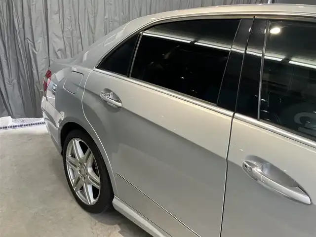 メルセデス・ベンツ Ｅ３５０ アバンギャルドスポーツパッケージ 東京都 2010(平22)年 7.8万km イリジウムシルバー サンルーフ/AMG製革巻きスポーツステアリング/AMG製スポーツシート（運転席・助手席）/AMG製18インチアルミホイール/フルセグテレビ/Bluetooth/スマートキー/前席電動シート/シートヒーター /シートメモリー機能/リアサンシェード/バックカメラ/コーナーセンサー /ウィンカーミラー/トランクスルー/ブラインドスポット/全窓オールオート/ブレーキホールド/ステアリングスイッチリモコン/クルーズコントロール/プッシュスタート/ETC/HID/レーダー探知機/純正フロアマット/メーカー保証書/取扱説明書