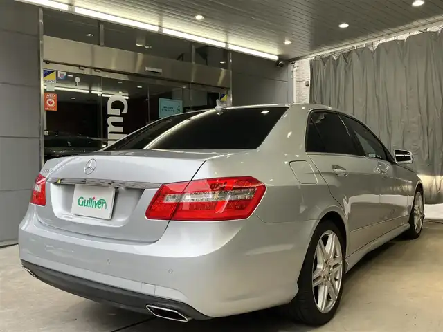 メルセデス・ベンツ Ｅ３５０ アバンギャルドスポーツパッケージ 東京都 2010(平22)年 7.8万km イリジウムシルバー サンルーフ/AMG製革巻きスポーツステアリング/AMG製スポーツシート（運転席・助手席）/AMG製18インチアルミホイール/フルセグテレビ/Bluetooth/スマートキー/前席電動シート/シートヒーター /シートメモリー機能/リアサンシェード/バックカメラ/コーナーセンサー /ウィンカーミラー/トランクスルー/ブラインドスポット/全窓オールオート/ブレーキホールド/ステアリングスイッチリモコン/クルーズコントロール/プッシュスタート/ETC/HID/レーダー探知機/純正フロアマット/メーカー保証書/取扱説明書