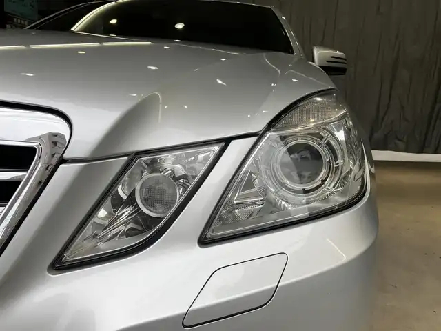 メルセデス・ベンツ Ｅ３５０ アバンギャルドスポーツパッケージ 東京都 2010(平22)年 7.8万km イリジウムシルバー サンルーフ/AMG製革巻きスポーツステアリング/AMG製スポーツシート（運転席・助手席）/AMG製18インチアルミホイール/フルセグテレビ/Bluetooth/スマートキー/前席電動シート/シートヒーター /シートメモリー機能/リアサンシェード/バックカメラ/コーナーセンサー /ウィンカーミラー/トランクスルー/ブラインドスポット/全窓オールオート/ブレーキホールド/ステアリングスイッチリモコン/クルーズコントロール/プッシュスタート/ETC/HID/レーダー探知機/純正フロアマット/メーカー保証書/取扱説明書
