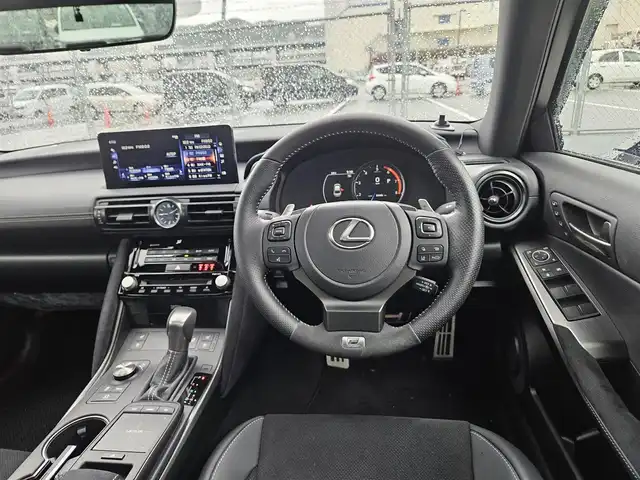 レクサス ＩＳ 500 Fスポーツパフォーマンス 愛知県 2024(令6)年 0.9万km ソニッククロム ワンオーナー/ムーンルーフ/純正10.3型ナビ/　(Bluetooth/DVD/Blu-ray)/フルセグTV/パノラミックビューモニター/ビルトインETC2.0/純正ドライブレコーダー/レーダークルーズコントロール/クリアランスソナー/セーフティシステムプラス/・プリクラッシュセーフティ/・レーントレーシングアシスト/・オートマチックハイビーム/・ロードサインアシスト/・先行車発進告知機能/・ドライバー異常時対応システム/ブラインドスポットモニター/パーキングサポートブレーキ/3連フルLEDヘッドランプ/スエード/革巻きコンビステアリング/パドルシフト/合皮/スエードコンビスポーツシート/前席シートヒーター/ベンチレーション/運転席ポジションメモリー/純正19インチアルミホイール/スマートエントリー/スタートシステム/禁煙車