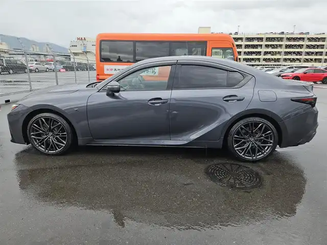 レクサス ＩＳ 500 Fスポーツパフォーマンス 愛知県 2024(令6)年 0.9万km ソニッククロム ワンオーナー/ムーンルーフ/純正10.3型ナビ/　(Bluetooth/DVD/Blu-ray)/フルセグTV/パノラミックビューモニター/ビルトインETC2.0/純正ドライブレコーダー/レーダークルーズコントロール/クリアランスソナー/セーフティシステムプラス/・プリクラッシュセーフティ/・レーントレーシングアシスト/・オートマチックハイビーム/・ロードサインアシスト/・先行車発進告知機能/・ドライバー異常時対応システム/ブラインドスポットモニター/パーキングサポートブレーキ/3連フルLEDヘッドランプ/スエード/革巻きコンビステアリング/パドルシフト/合皮/スエードコンビスポーツシート/前席シートヒーター/ベンチレーション/運転席ポジションメモリー/純正19インチアルミホイール/スマートエントリー/スタートシステム/禁煙車
