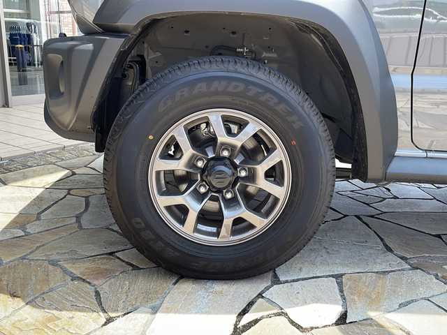 スズキ ジムニー シエラ JC 静岡県 2025(令7)年 0.3万km ミディアムグレー 純正ナビ/・AM/FM/・CD/DVD/・iPod/・SD/・Bluetooth/・フルセグTV/・MEMORY MUSIC/主要装備/・バックカメラ/・運転席＋助手席シートヒーター/・クルーズコントロール/・ＥＴＣ/・レーンキープアシスト/・衝突被害軽減システム/(デュアルセンサーブレーキサポート)/・アイドリングストップ/・コーナーセンサー/・ＬＥＤヘッドライト/・シートカバー/・ヒルディセントコントロール