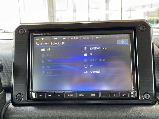 スズキ ジムニー シエラ JC 静岡県 2025(令7)年 0.3万km ミディアムグレー 純正ナビ/・AM/FM/・CD/DVD/・iPod/・SD/・Bluetooth/・フルセグTV/・MEMORY MUSIC/主要装備/・バックカメラ/・運転席＋助手席シートヒーター/・クルーズコントロール/・ＥＴＣ/・レーンキープアシスト/・衝突被害軽減システム/(デュアルセンサーブレーキサポート)/・アイドリングストップ/・コーナーセンサー/・ＬＥＤヘッドライト/・シートカバー/・ヒルディセントコントロール