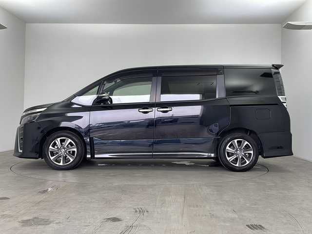 トヨタ ヴォクシー ZS 煌Ⅱ 鹿児島県 2020(令2)年 3.5万km ブラック 純正メーカーOPナビ/（CD/DVD/BT/フルセグTV）/純正12.1インチフリップダウンモニター/両側パワースライドドア/プリクラッシュセーフティ/レーンキープアシスト/クルーズコントロール/オートライト/オートマチックハイビーム/アイドリングストップ/後席サンシェード/スマートキー/プッシュスタート/バックカメラ