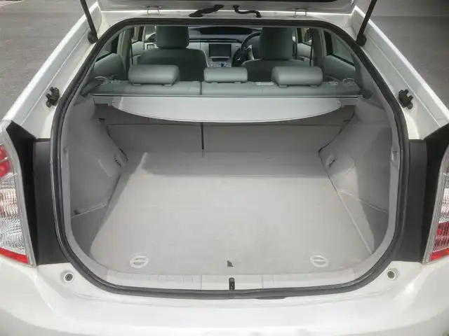 トヨタ プリウス G ツーリングセレクション 埼玉県 2014(平26)年 12.2万km スーパーホワイトⅡ (株)IDOMが運営する【じしゃロン鳩ヶ谷店】の自社ローン専用車両になりますこちらは現金またはオートローンご利用時の価格です。自社ローンご希望の方は別途その旨お申付け下さい/純正SDナビ（NSZA-X64T）/フルセグテレビ/バックカメラ/プッシュスタート/ETC/レーダークルーズコントロール/純正17インチAW/純正LEDヘッドライト/ハーフレザーシート/スマートキー/革巻ステアリング/フォグランプ/ウインカーミラー