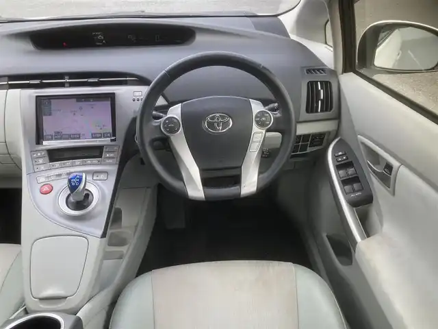 トヨタ プリウス G ツーリングセレクション 埼玉県 2014(平26)年 12.2万km スーパーホワイトⅡ (株)IDOMが運営する【じしゃロン鳩ヶ谷店】の自社ローン専用車両になりますこちらは現金またはオートローンご利用時の価格です。自社ローンご希望の方は別途その旨お申付け下さい/純正SDナビ（NSZA-X64T）/フルセグテレビ/バックカメラ/プッシュスタート/ETC/レーダークルーズコントロール/純正17インチAW/純正LEDヘッドライト/ハーフレザーシート/スマートキー/革巻ステアリング/フォグランプ/ウインカーミラー