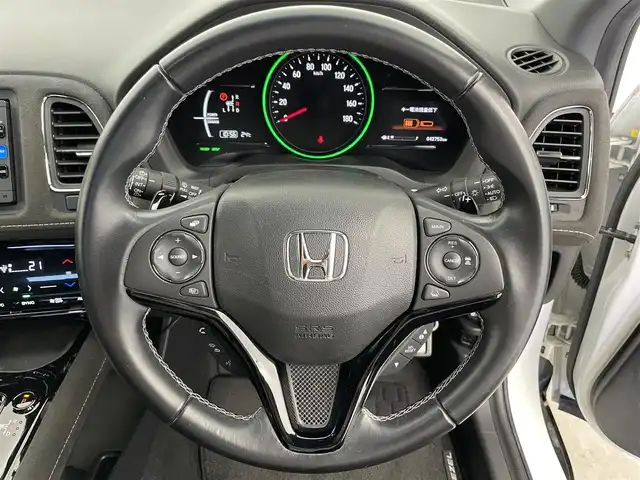 ホンダ ヴェゼル ハイブリッド RS ホンダセンシング 富山県 2017(平29)年 4.3万km ホワイトオーキッドパール 純正ナビ（AM/FM/CD/DVD/USB/BT）/フルセグTV/バックカメラ/衝突被害軽減ブレーキ/アダプティブクルーズコントロール/レーンキープアシスト/オートLEDライト/ビルトインETC/パドルシフト/ハーフレザーシート/前席シートヒーター/スマートキー×２/プッシュスタート/純正フロアマット/取扱説明書/保証書